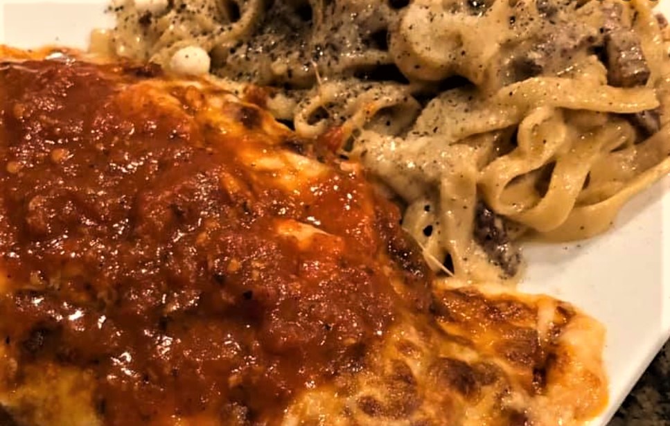 Pollo alla parmigiana e fettuccine alla carbonar
