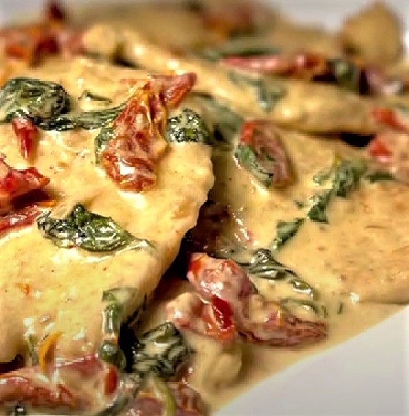 Pollo toscano cremoso con pomodori secchi e spinaci