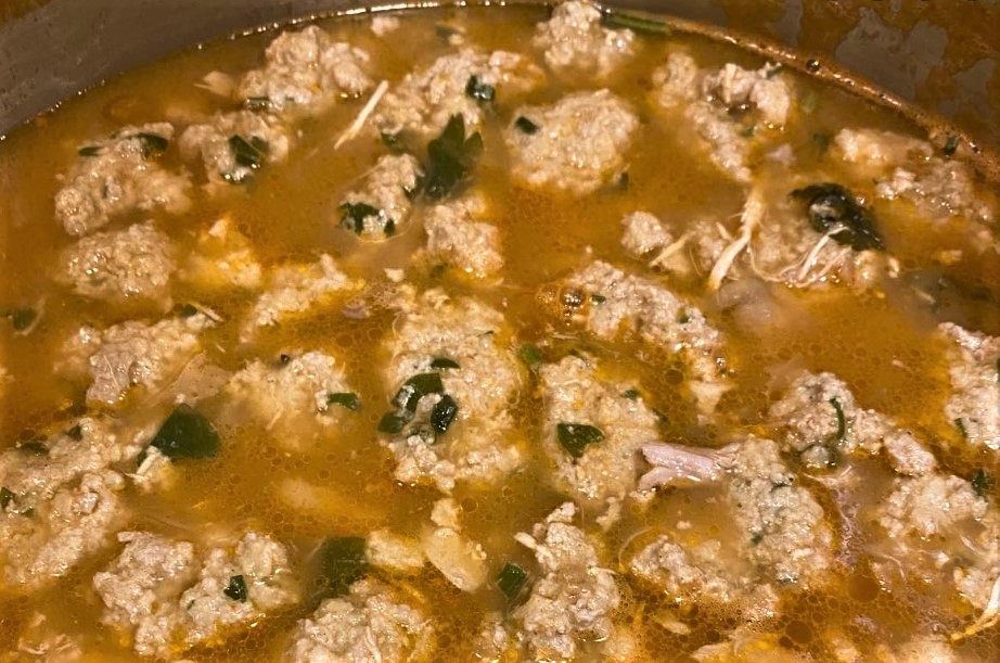 Zuppa di pollo fresca con polpette
